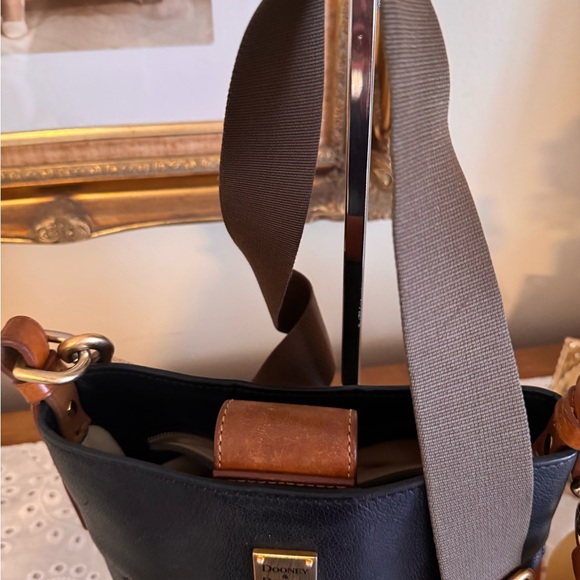 Dooney & Bourke Raleigh Small Roxy Bag. - Picture 5 of 14